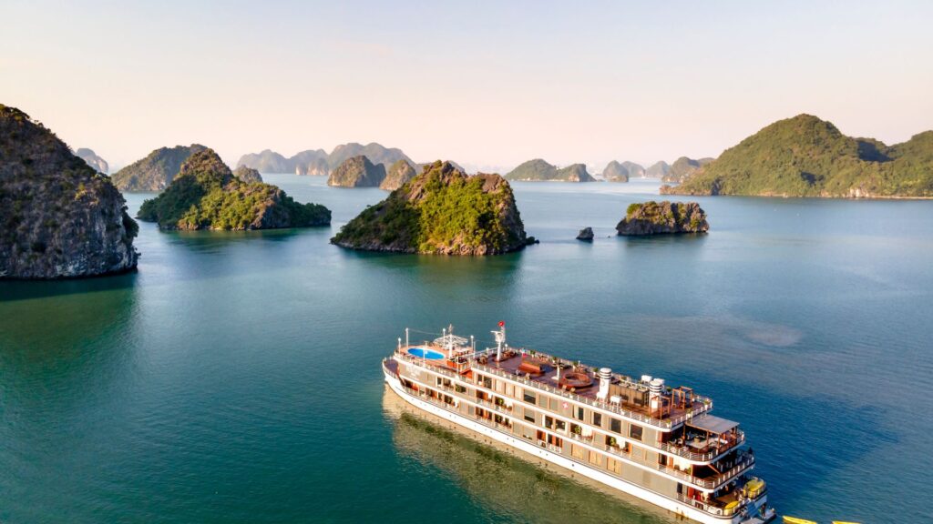 Kreuzfahrtschiff in der Halong-Bucht in Vietnam